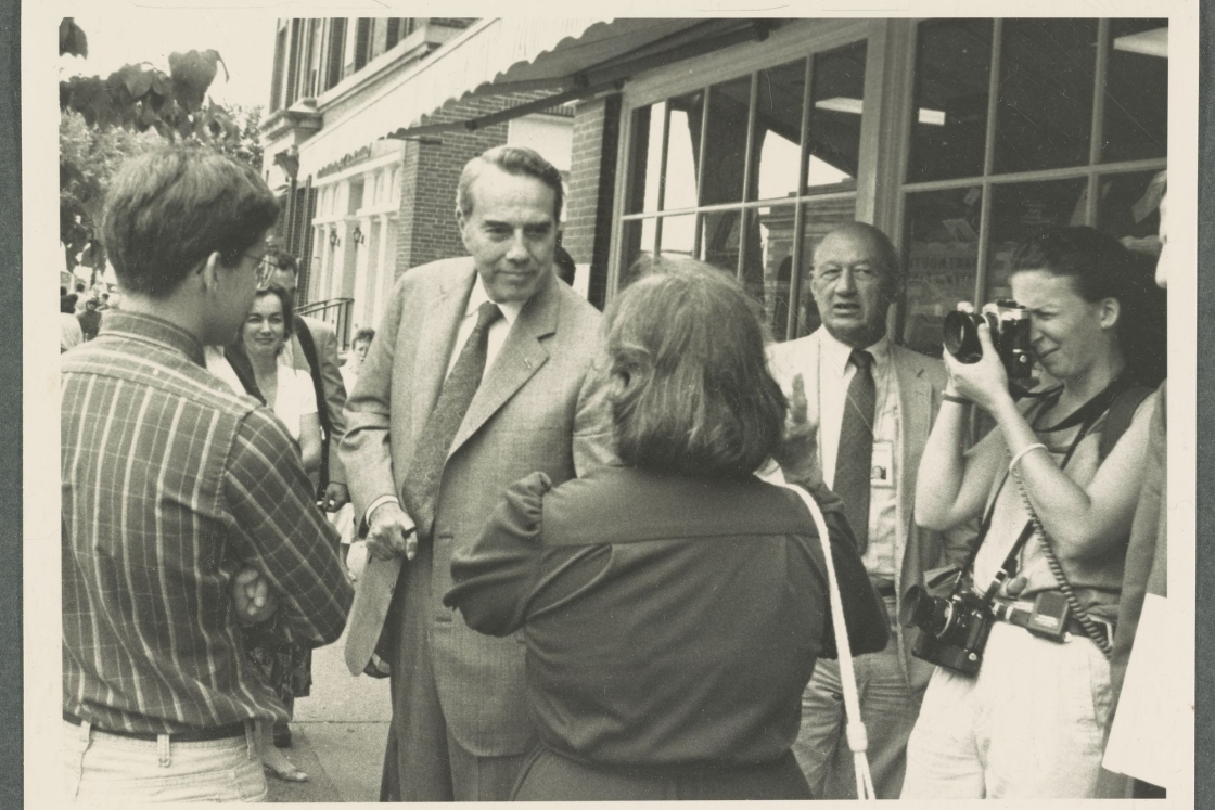 Bob Dole speaks with students at Dartmouth