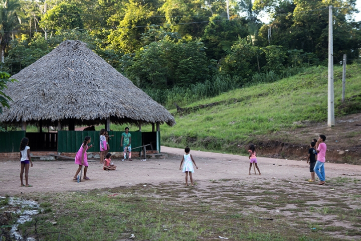 Juruna children play in Muratu village.